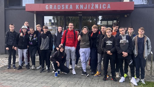 Uenici ispred gradske knjinice